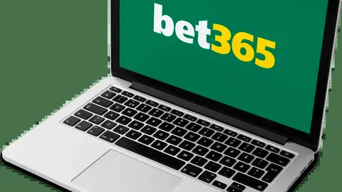 “粤吉巅峰对决，五佳球集锦：贝兹利扣篮震撼，莫兰德空接帽戏全场”